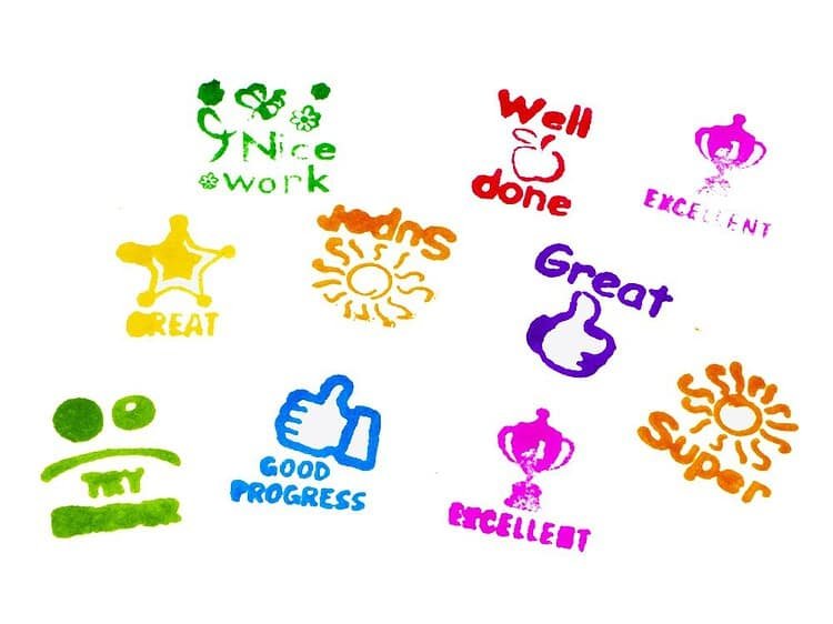 - Setul contine 9 stampile patrate