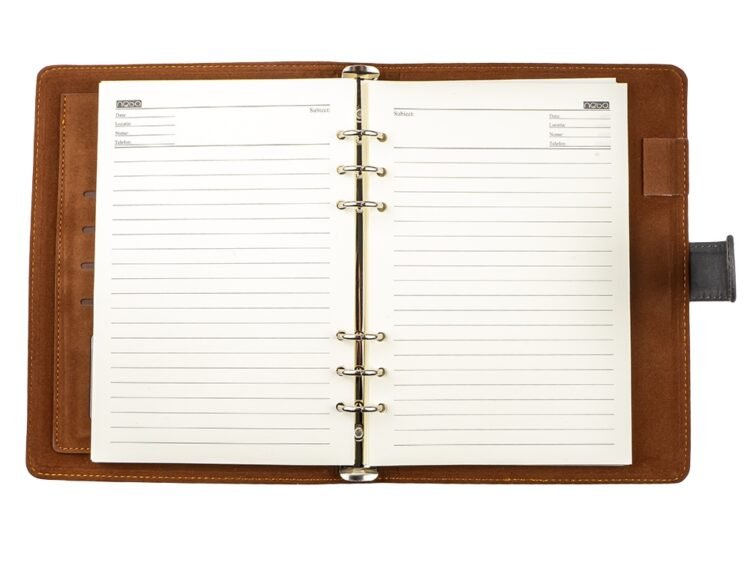 cu magnet - NEBO - - Agenda are coperta din piele ecologica