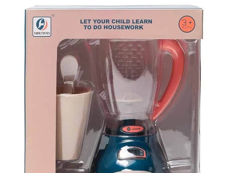 - Blender de jucarie cu piese mobile (actionate la buton)