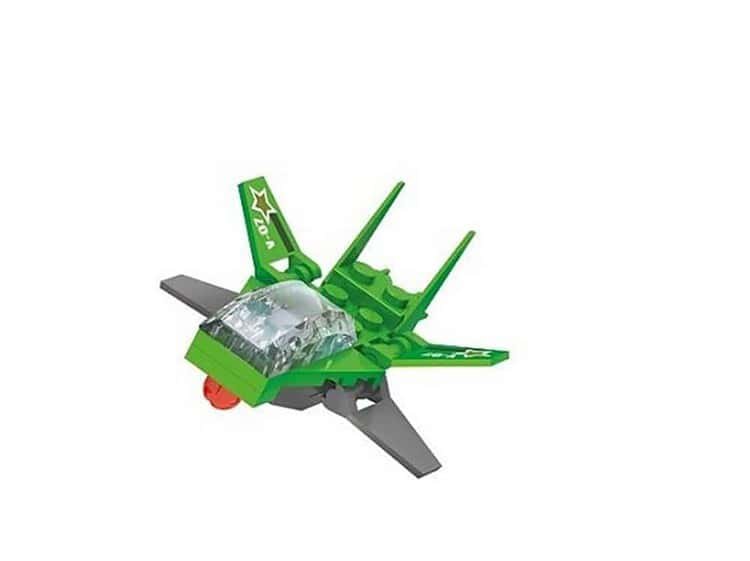 un avion si un turn de control. Setul mai contine trei figurine soldati.