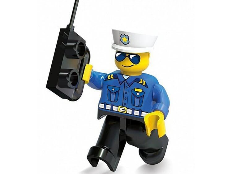 - Jocul include un jeep politie pentru transportul infractorilor