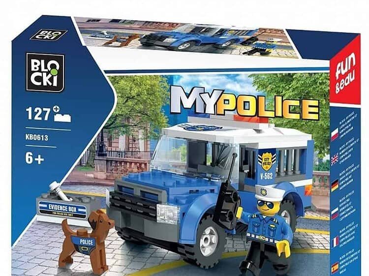 o figurina catel si o cutie pentru mancare cu os.