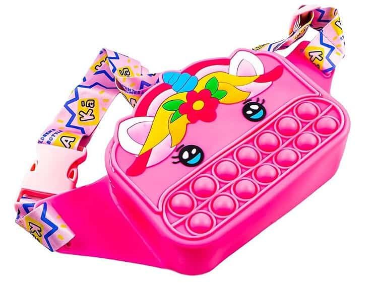 - Borseta decorata cu unicorn are un compartiment