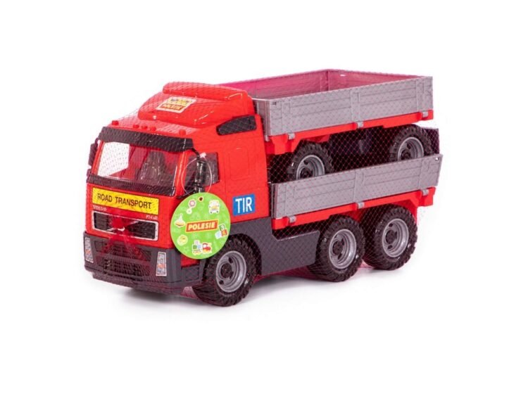 - Camionul are remorca