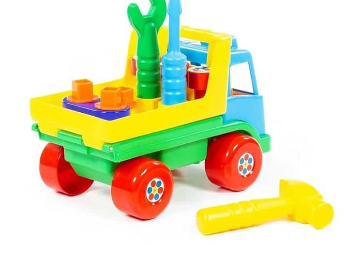 - Camionul este incarcat cu diverse unelte: ciocan