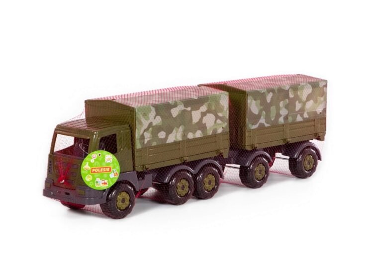 - Camionul militar are remorca cu copertina detasabila