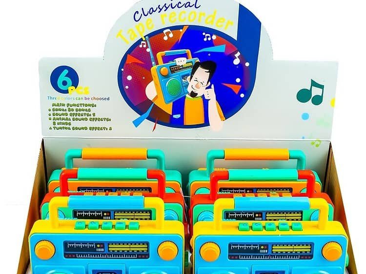 - Casetofonul din plastic are aspect retro