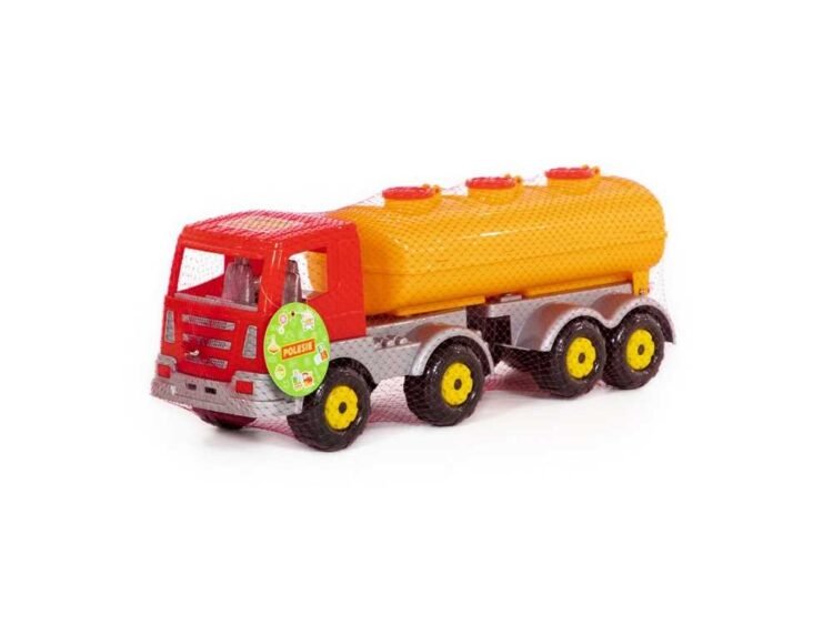 - Camionul insotit de o semiremorca cisterna este realizat din plastic de calitate