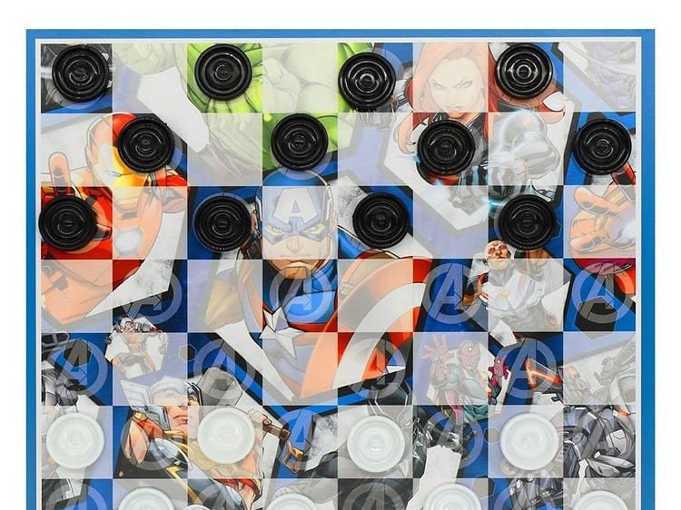 - In interiorul cutiei se afla 4 planse de joc