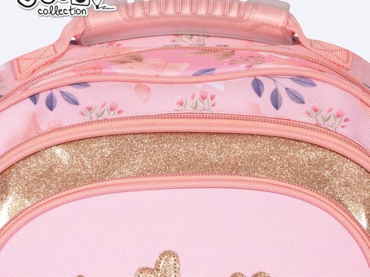 iar la interior din captusala. Buzunarul frontal are aplicatii PVC cu sclipici