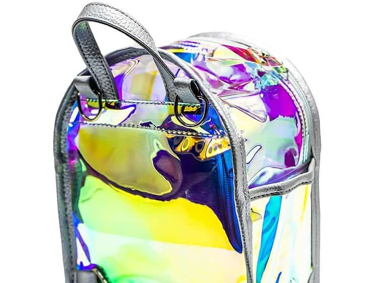 - Acesta are: un compartiment cu fermoar