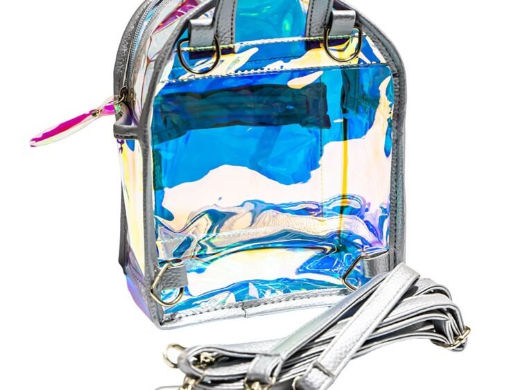 doua buzunare laterale. curele de umar detasabile si o borseta cu fermoar ca accesoriu.