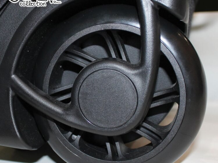 un compartiment pentru laptop cu organizator si portchei