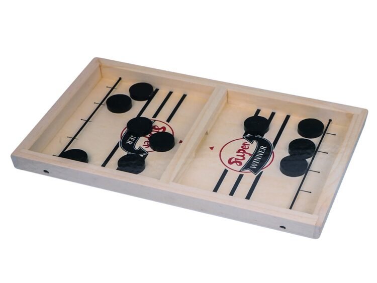 din lemn - - Setul include: 1 masa de joc si 10 discuri.