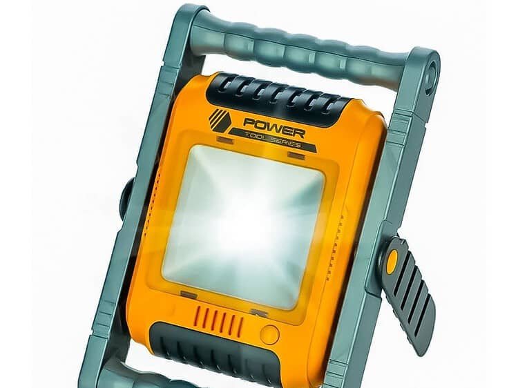 fiind echipata cu suport al carui unghi de proiectie poate fi modificat