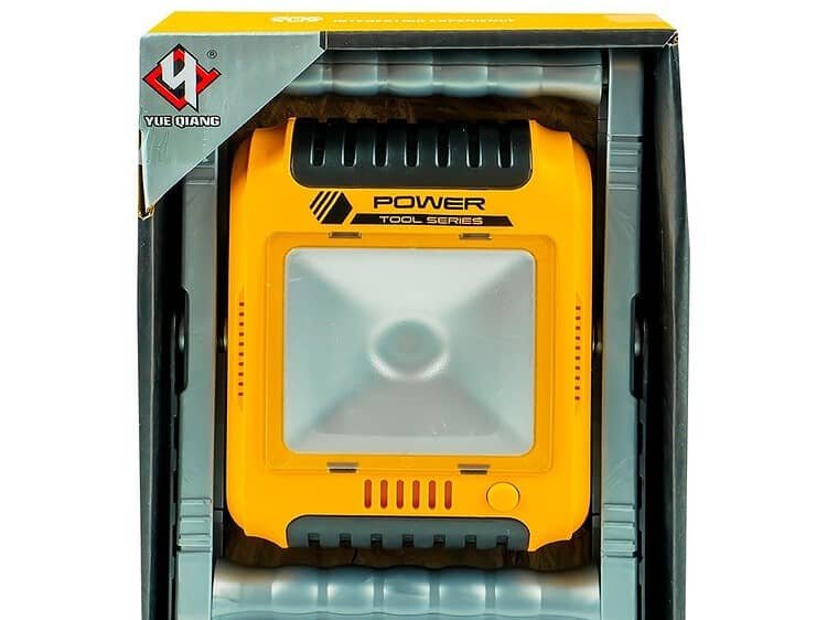 dar si cu doua moduri de proiectie: lumina continua si lumina intermitenta.