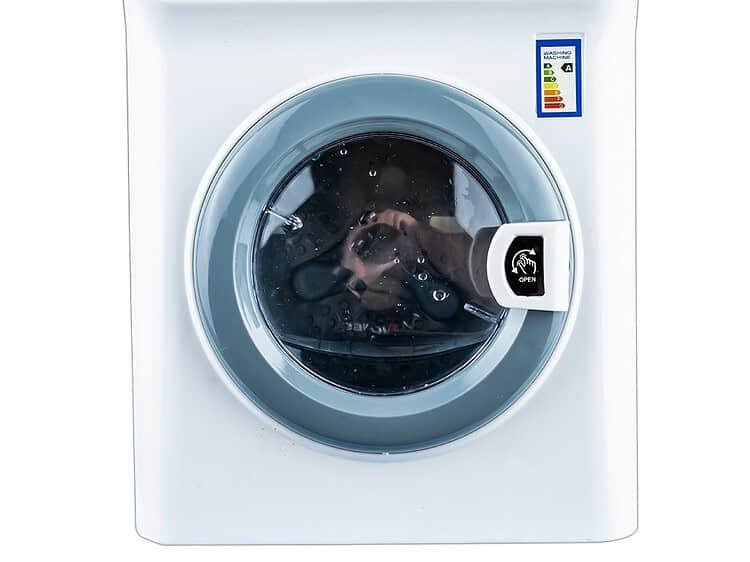 cu baterii - - Masina de spalat are: usa laterala cu geam transparent dublu cu o cantitate mica de apa intre cele doua placi