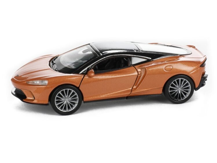 - Masina este fabricata din aliaj metalic.