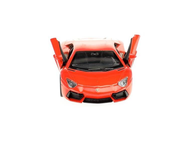 - Masinuta este ambalata in cutie.