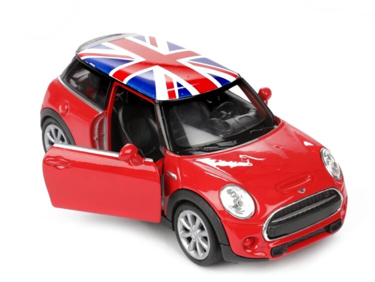 Mașinuță de jucărie Mini Cooper, culoare roșie cu steag Britanic pe acoperiș, perfectă pentru copii.