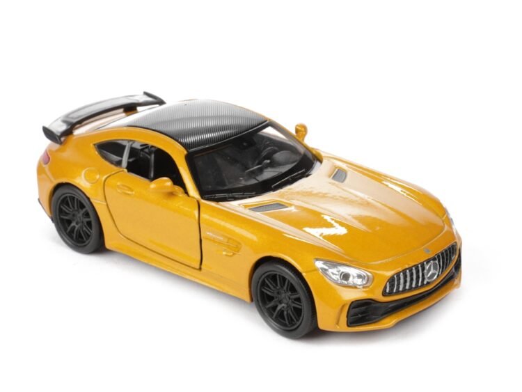 Mașină de jucărie Porsche în culoare galbenă, model de colecție pentru copii.