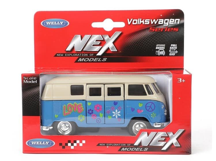 - Masinuta este ambalata in cutie.