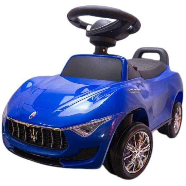 - masinuta are: buton pornire/oprire; scaun din material plastic; loc pentru depozitare sub scaun; faruri/ stopuri (se aprind automat la pornirea masinutei); directia este data de modul de intoarcere a volanului; volanul este echipat cu buton pentru muzica; suport pentru o transportare usoara dupa utilizare. roti din spuma EVA; functioneaza cu patru baterii R6 (nu sunt incluse in pachet).