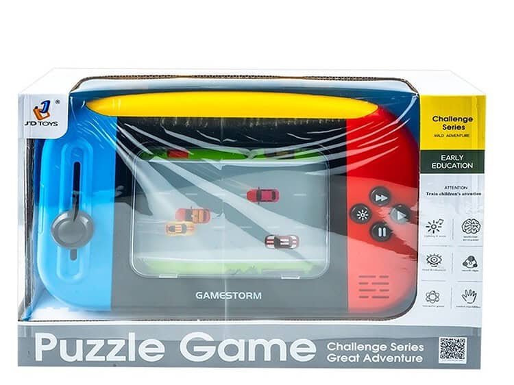 cu platforma in miscare care afiseaza pista de curse cu masini pe care jucatorul trebuie sa le evite.