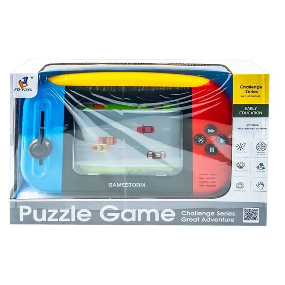 cu platforma in miscare care afiseaza pista de curse cu masini pe care jucatorul trebuie sa le evite.