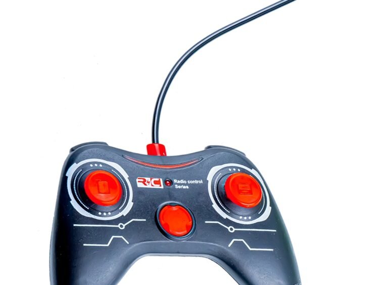 inapoi sau intoarce la stanga sau dreapta datorita comenzilor RC-ului. Vehiculul are caroseria detasabila