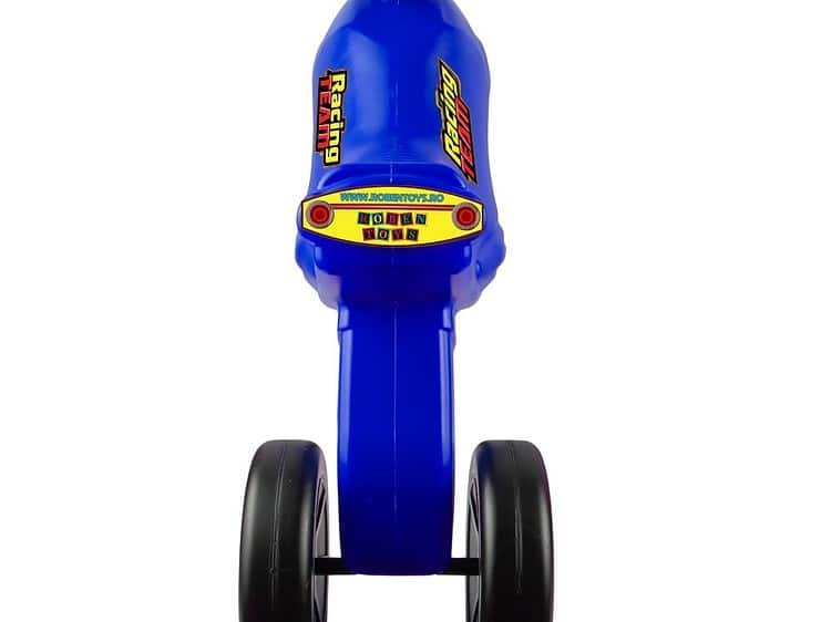 - Motocicleta este confectionata din material plastic.