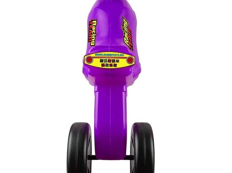 - Motocicleta este confectionata din material plastic.