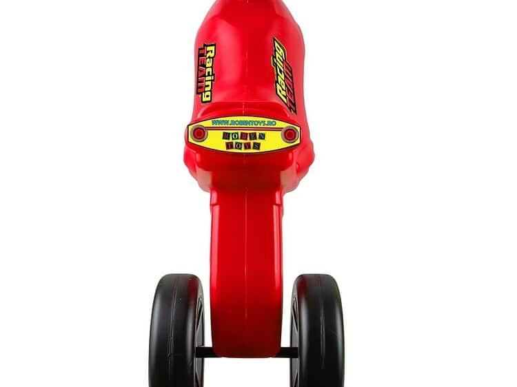 - Motocicleta este confectionata din material plastic.