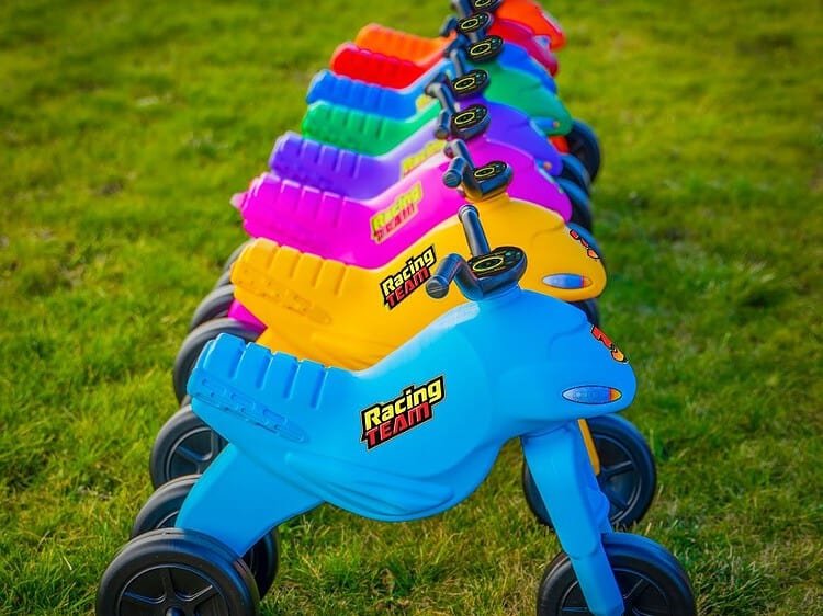 - Motocicleta are: ghidon prevazut cu manere cu striatii