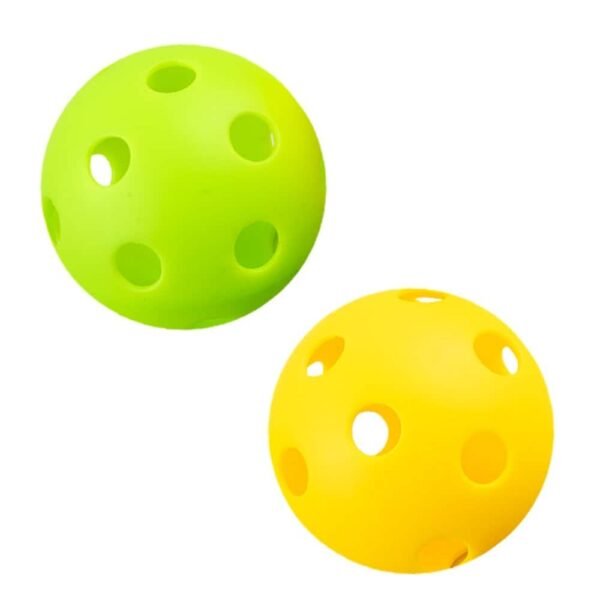 - Mingile au 26 perforatii si sunt realizate din plastic. Una din mingi este de culoare galbena si cealalta verde.