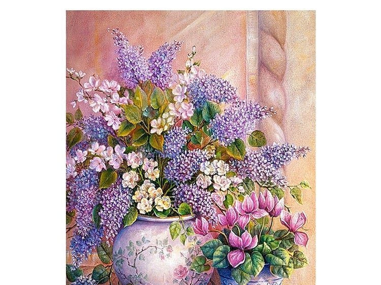 Vase cu flori mov și roz, pictură florală realistă, decorațiune interioară elegantă.