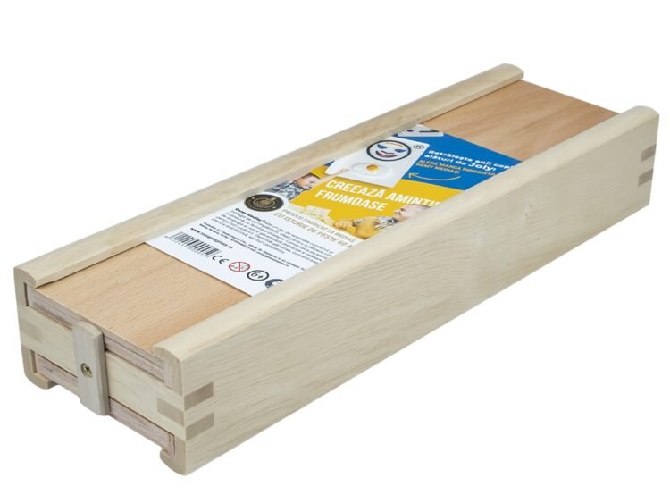 Medias - - Cutia jocului este realizata din lemn masiv lacuit.