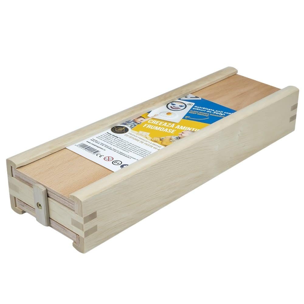 Medias - - Cutia jocului este realizata din lemn masiv lacuit.