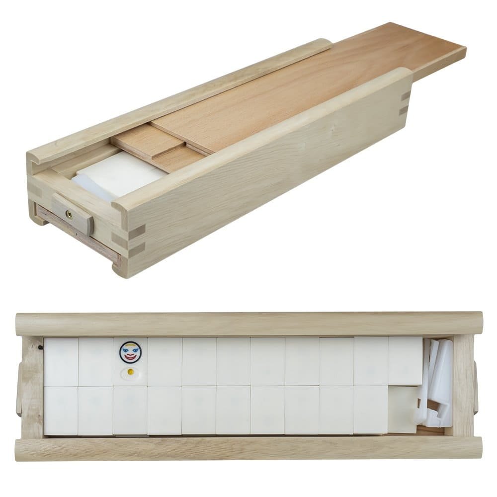 - Piesele jocului sunt fabricate din material compozit