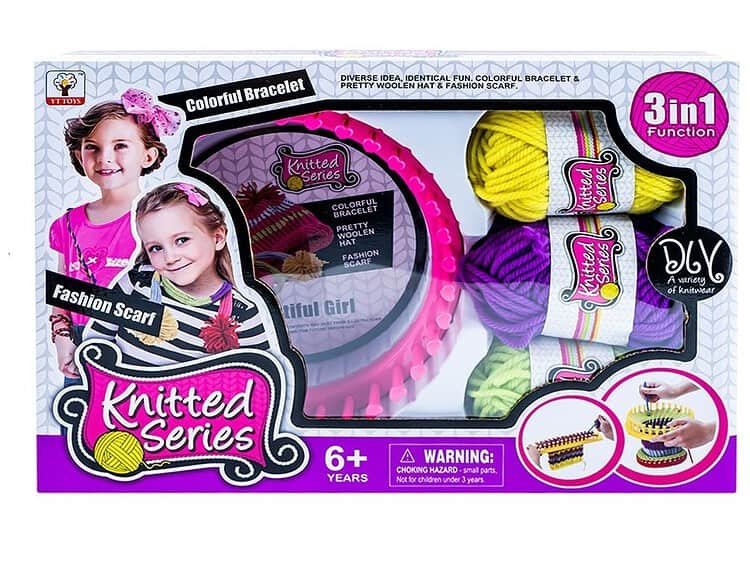 2 ace pentru cusut si 3 sculuri de fir textil. In plus