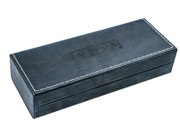 tip plasa; mina ceramica cu scriere in culoarea albastra; capac cu clema metalica; grip antialunecare cu model decorativ; dimensiuni mina - 11x0.5x0.5 cm