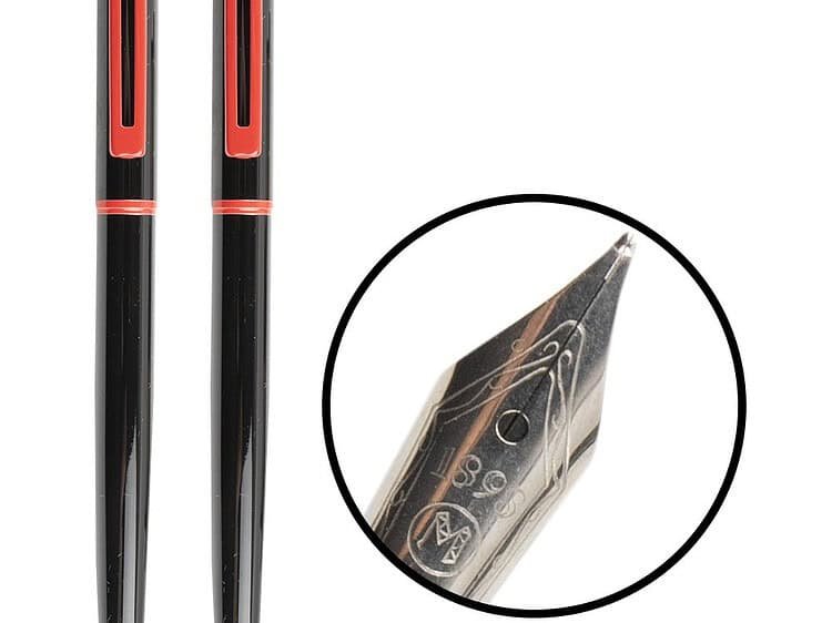 etui negru - NEBO - - Setul contine un pix si un stilou depozitate intr-un etui cu exterior din piele ecologica si interior buretat