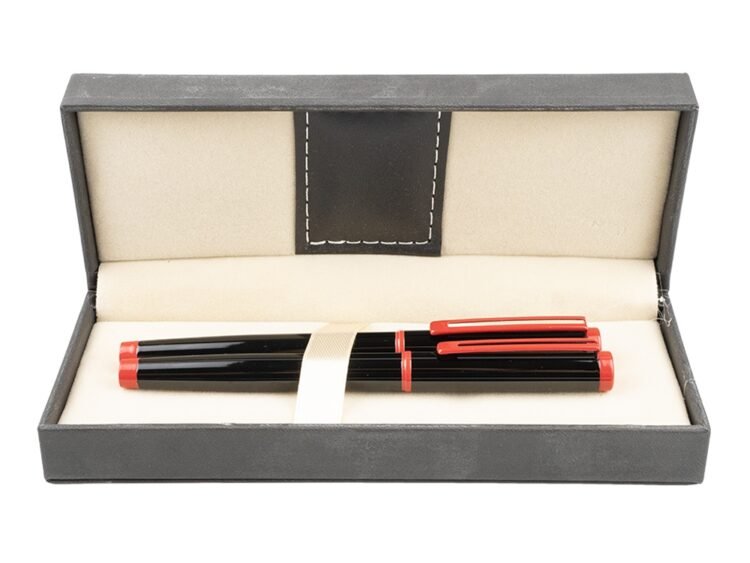 cu supratata din material sintetic catifelat.