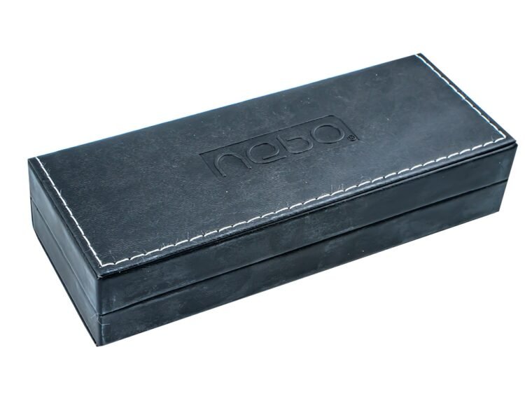 - Detalii pix: corp din metal vopsit negru cu rosu; mina ceramica albastra; capac cu clema metalica; grip cu 3 striuri circulare