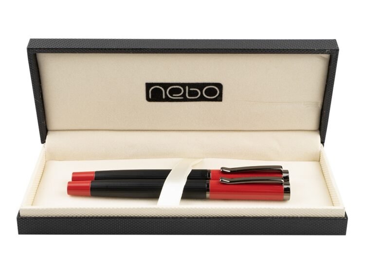 - Detalii pix: corp din metal vopsit negru si rosu; mina ceramica albastra; capac cu clema metalica; grip gri