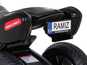 1. Jucărie electrică mașinuță sport pentru copii, ideal pentru distracție și aventuri în parc.