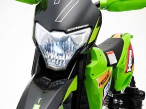 Motocicleta electrică pentru copii, model verde și negru, ideală pentru joacă și aventură în curte.