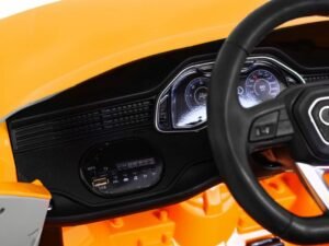 Mașinuță electrică pentru copii, design realist cu bord digital și volan, ideal pentru joacă distractivă.