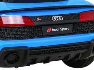 1. Sigla Audi Sport pe bara din spate a mașinii albastre.