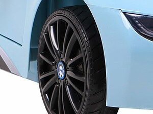 Mașină electrică pentru copii BMW în albastru, cu design modern și roți din retuș de înaltă calitate.